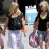 Sarah Michelle Gellar enceinte de son deuxième enfant, se promène avec sa fille Charlotte, 2 ans et demi. Elles croisent une autre maman. Los Angeles le 25 août 2012.