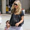 Sarah Michelle Gellar enceinte de son deuxième enfant, se promène avec sa fille Charlotte, 2 ans et demi. Los Angeles le 25 août 2012.
