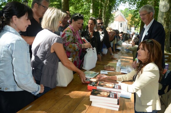 Clémentine Célarié durant la 17e édition de la Forêt des livres à Chanceaux-Près-Loche le 26 août 2012