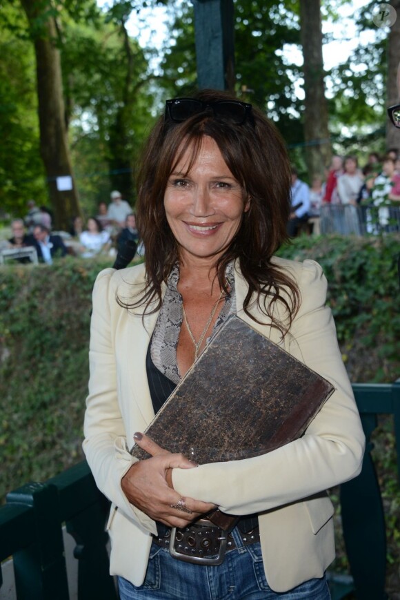 Clémentine Célarié durant la 17e édition de la Forêt des livres à Chanceaux-Près-Loche le 26 août 2012