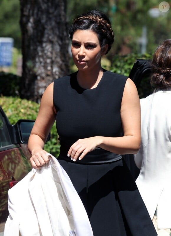 Kim Kardashian s'apprête à assister à la messe dominicale de l'église Life Change Community. Agoura Hills, le 26 août 2012.