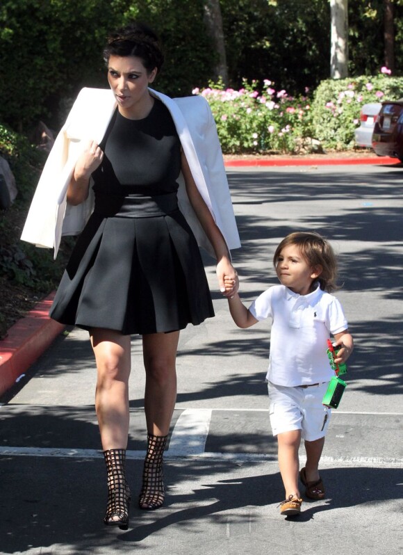 Kim Kardashian sur son 31 et son neveu Mason se rendent à l'église Life Change Community à Agoura Hills pour assister à la messe. Le 26 août 2012.