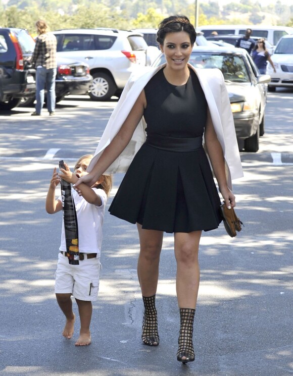 Kim Kardashian se rend à la messe de l'église Life Change Community avec son neveu Mason. Agoura Hills, le 26 août 2012.
