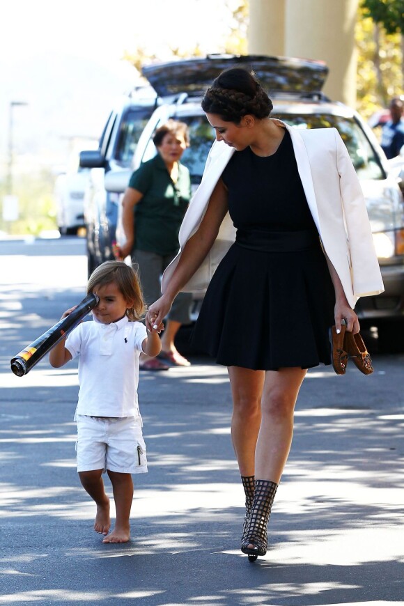 Kim Kardashian, tata stylée du petit Mason avec qui elle se rend à la messe. Agoura Hills, le 26 août 2012.