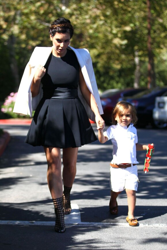 Kim Kardashian, tata stylée du petit Mason avec qui elle se rend à la messe. Agoura Hills, le 26 août 2012.