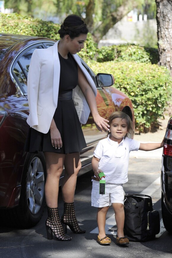 Kim Kardashian stylée près de son neveu Mason avec qui elle se rend à la messe. Agoura Hills, le 26 août 2012.