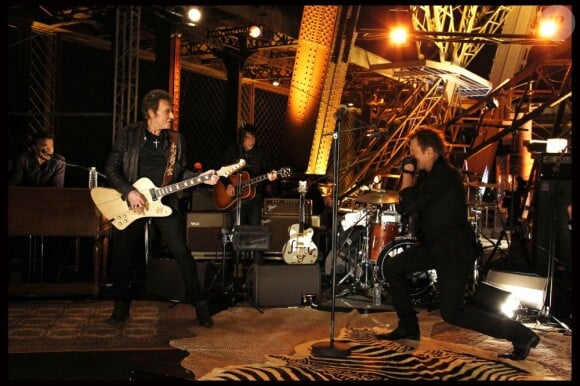 Johnny Hallyday se produit au premier étage de la Tour Eiffel à l'occasion de l'enregistrement du concert privé Live@Home, le samedi 3 décembre 2011. 
