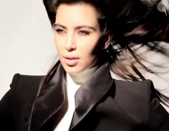 Kim Kardashian pose pendant son shooting avec Nick Knight pour le numéro d'automne 2012 de V Magazine.