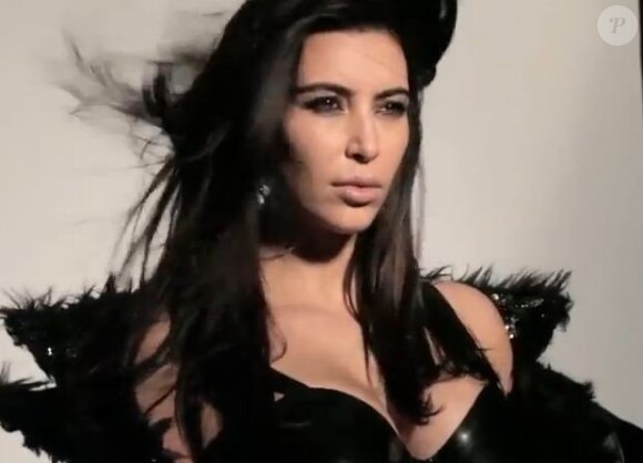 Kim Kardashian, en confiance, prend la pose devant l'objectif de Nick Knight pour le numéro d'automne 2012 de V Magazine.