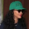Rihanna, en casquette et pull Kenzo, sort de son hôtel. Londres, le 28 août 2012.