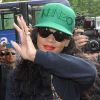 Rihanna salue ses fans à la sortie de son hôtel. Londres, le 28 août 2012.