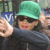 Rihanna salue ses fans à la sortie de son hôtel. Londres, le 28 août 2012.