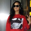 Rihanna, habillée d'un pull Diamond Supply Co., d'une jupe noire fendue et de baskets Converse, apparaît détendue à son arrivée à l'aéroport d'Heathrow. Londres, le 27 août 2012.