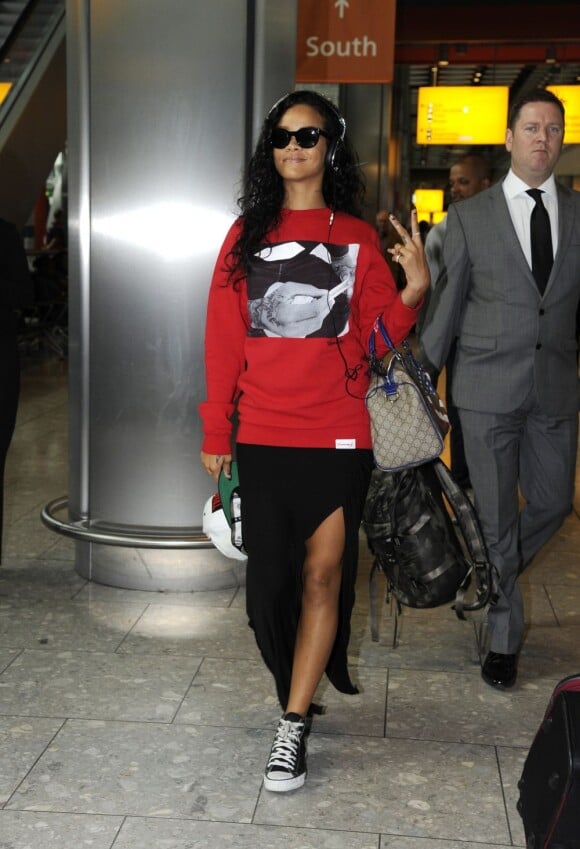 Rihanna, habillée d'un pull Diamond Supply Co., d'une jupe noire fendue et de baskets Converse, apparaît détendue à son arrivée à l'aéroport d'Heathrow. Londres, le 27 août 2012.