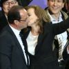 François Hollande et Valérie Trierweiler sur la place de la Bastille à Paris. Il est minuit passé, le lundi 7 mai 2012.