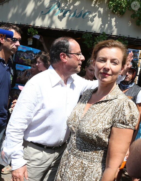 Valérie Trierweiler et François Hollande à Bormes-les-Mimosas, le 3 août 2012.