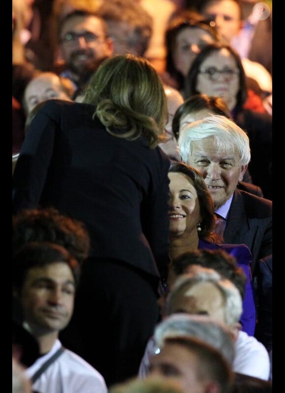 Valérie Trierweiler vient saluer Ségolène Royal lors du meeting de François Hollande à Rennes, le 4 avril 2012.