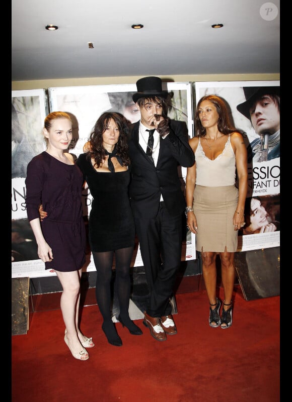Julie Judd, Sylvie Verheyde, Pete Doherty et Karole Rocher lors de l'avant-première du film Confession d'un enfant du siècle à Paris le 28 août 2012