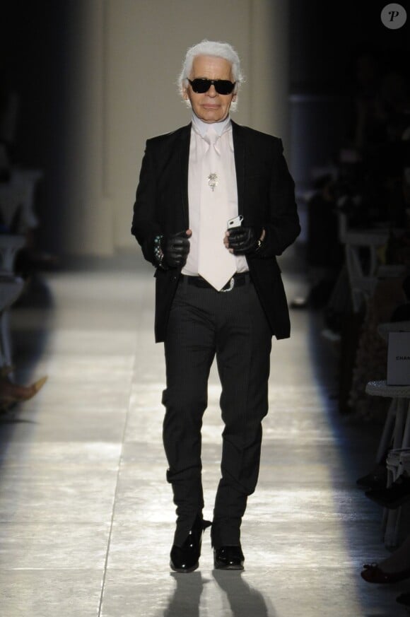 Karl Lagerfeld à la fin du défilé haute couture automne-hiver 2012-2013 de Chanel. Paris, le 3 juillet 2012.