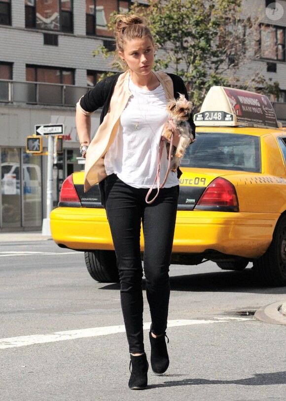 La ravissante Amber Heard repérée dans le quartier de Chelsea à New York, le 27 août 2012.
