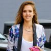 Exclusif - Jessica Alba, radieuse dans son blazer Fight Club de Stylestalker, son pantalon The Rider de Current/Elliott et ses sandales Prada à Los Angeles. Le 23 août 2012.