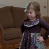 L'émission de télé-réalité américaine Toddlers & Tiaras où l'on voit une petite candidate pour un concours de mini miss faire semblant de fumer : Destiny, 4 ans, se prépare pour le concours