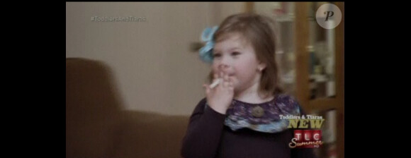L'émission de télé-réalité américaine Toddlers & Tiaras où l'on voit une petite candidate pour un concours de mini miss faire semblant de fumer : la fillette s'entraîne chez elle à fumer "pour de faux"