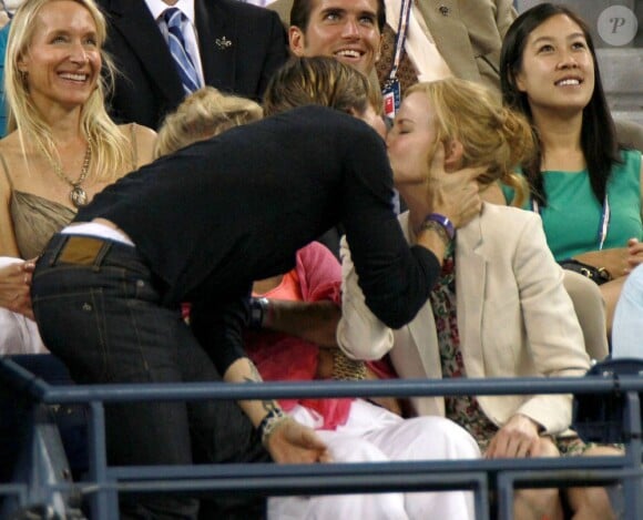 Pris dans l'écran de la Kiss Cam, Nicole Kidman et Keith Urban s'embrassent dans les tribunes du Arthur Ashe Stadium lors de l'US Open. New York, le 31 août 2012.