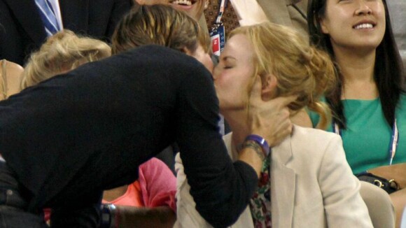 Nicole Kidman et Keith Urban s'embrassent amoureusement devant Brooklyn Decker