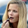 Brooklyn Decker se refait une beauté dans les tribunes du stade Arthur Ashe, observant son mari Andy Roddick en plein effort. New York, le 31 août 2012.