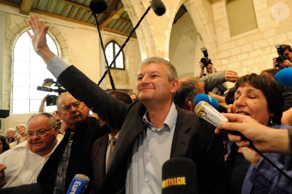 Olivier Falorni après sa victoire au deuxième tour des législatives, à La Rochelle, le 17 juin 2012.