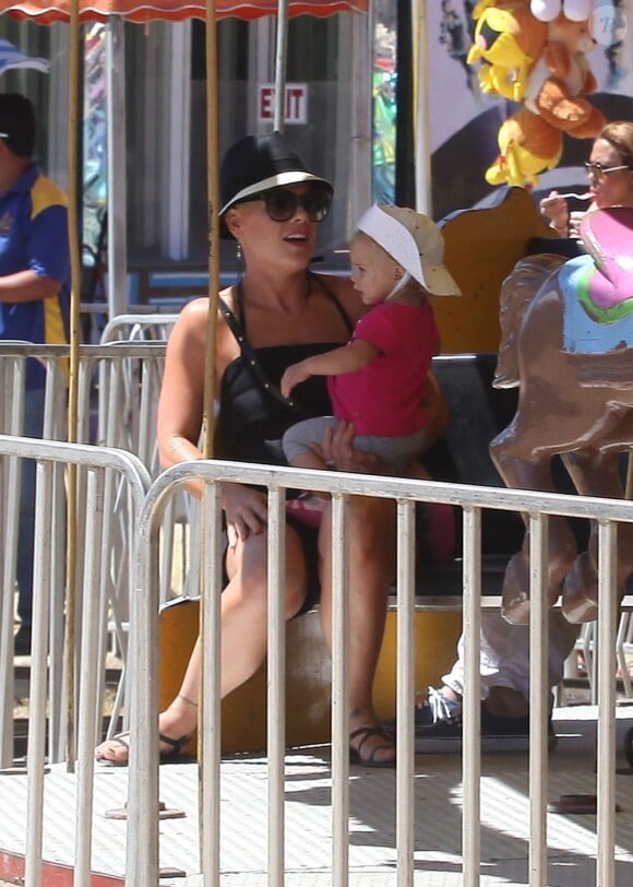Petit tour de manège pour Pink et sa fille à Malibu, le dimanche 2 septembre 2012.