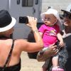 Pink prend en photo son compagnon Carey Hart et leur fille Willow à Malibu, le dimanche 2 septembre 2012.