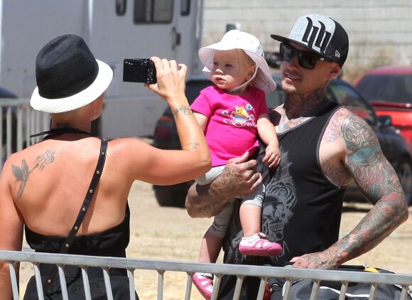 Pink prend en photo son compagnon Carey Hart et leur fille Willow à Malibu, le dimanche 2 septembre 2012.