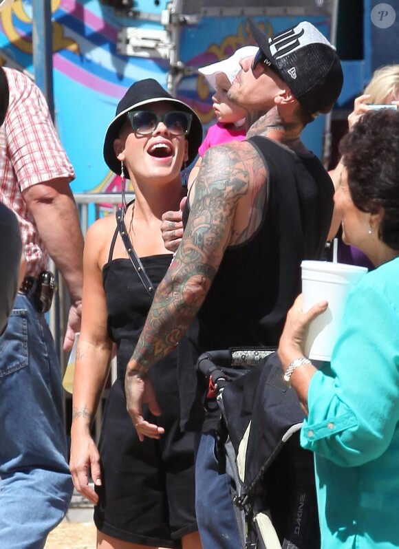 Pink en plein fou rire avec sa famille à Malibu, le dimanche 2 septembre 2012.