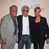 Enrico Macias, Gérard Darmon et son amie lors de l'avant-première du film Ce que le jour doit à la nuit le 3 septembre 2012 à Paris