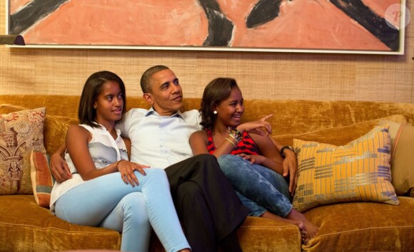 Tandis que Michelle Obama prononce son discours à Charlotte, au même moment, Barack Obama et leurs filles Malia et Sasha, restés à Washington, la regardent à la télévision, le 4 septembre 2012.