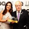 Kelly Brook remet à Boris Johnson, maire de Londres, l'award de Politicien de l'Année lors des GQ Men Of The Year Awards 2012 à la Royal Opera House. Londres, le 4 septembre 2012.