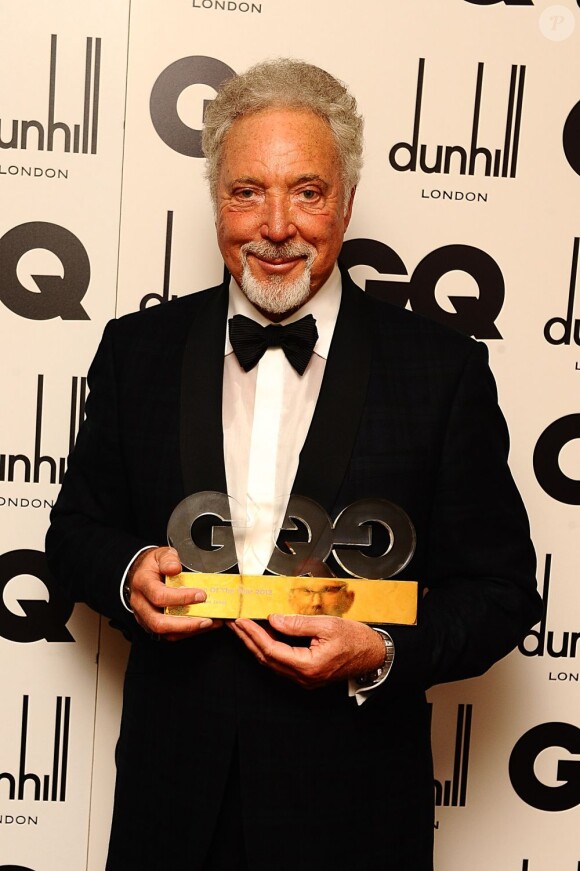 Tom Jones et son award de Légende l'Année lors des GQ Men Of The Year Awards 2012. Londres, le 4 septembre 2012.