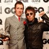 Le cycliste Bradley Wiggins pose avec Liam Gallagher qui lui remettait son Lifetime Achievement Award au cours des GQ Men Of The Year Awards 2012. Londres, le 4 septembre 2012.