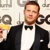 L'animateur télé et radio Dermot O'Leary tient son trophée Tanqueray d'Homme le plus stylé de l'Année lors des GQ Men Of The Year Awards 2012. Londres, le 4 septembre 2012.