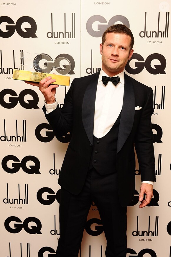 L'animateur télé et radio Dermot O'Leary tient son trophée Tanqueray d'Homme le plus stylé de l'Année lors des GQ Men Of The Year Awards 2012. Londres, le 4 septembre 2012.