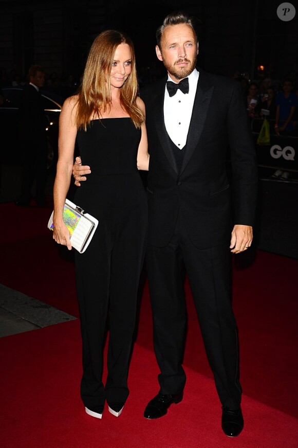 Stella McCartney en combinaison bustier et son époux Alasdhair Willis lors des GQ Men of the Year Awards à la Royal Opera House. Londres, le 4 septembre 2012.