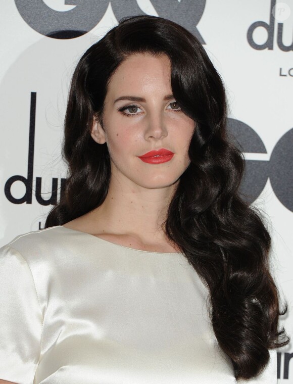 Lana Del Rey, ravissante dans une robe Wayne Cooper, assiste aux GQ Men Of The Year Awards d'où elle ressortira Femme de l'Année. Londres, le 4 septembre 2012.