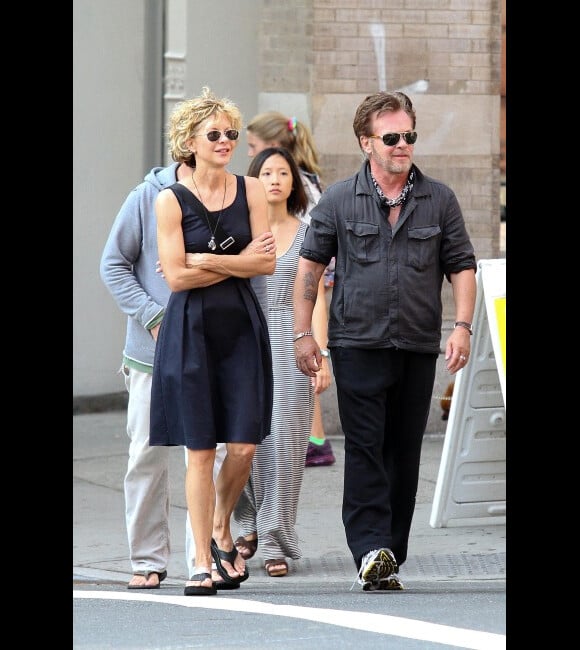 Meg Ryan, toujours aussi maigre, et son compagnon John Mellencamp, amoureux, se baladent dans les rues de New York, le 7 septembre 2012