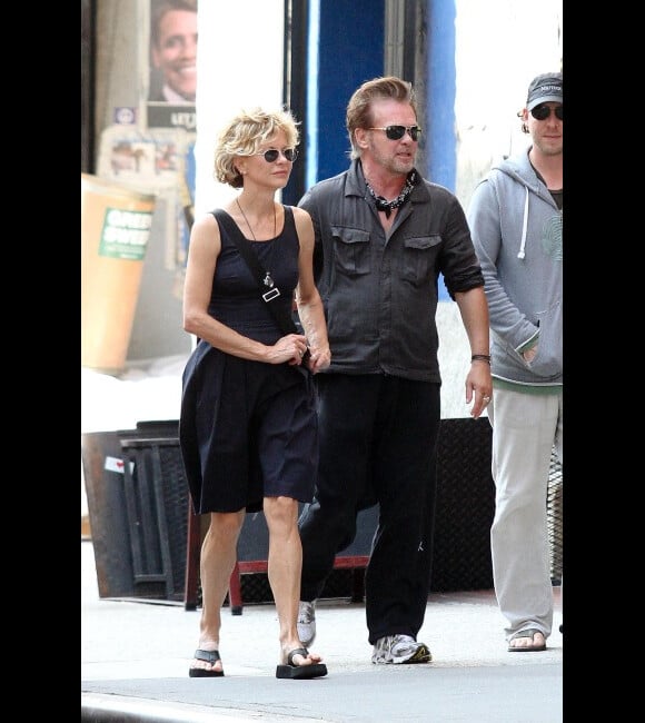 Meg Ryan, très mince, et son compagnon John Mellencamp se baladent dans les rues de New York, le 7 septembre 2012