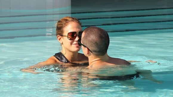 Jennifer Lopez cache ses formes mais affiche ses câlins avec son Casper