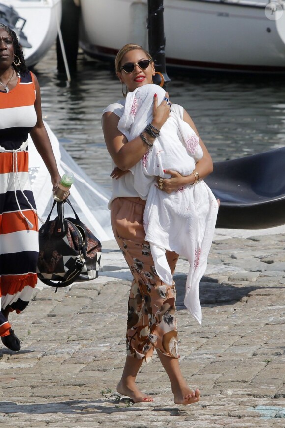 Beyoncé tient sa fille Blue Ivy dans les bras à Beaulieu-sur-Mer le 8 septembre 2012