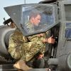 Le prince Harry en mission : il examine le canon et le cockpit d'un hélicoptère Apache sur la base Camp Bastion en Afghanistan, le 8 septembre 2012