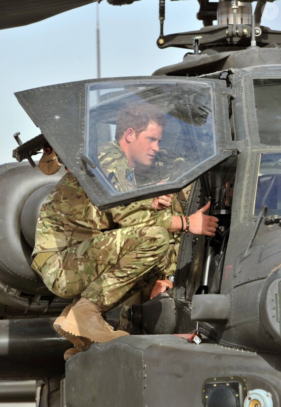 Le prince Harry en mission : il examine le canon et le cockpit d'un hélicoptère Apache sur la base Camp Bastion en Afghanistan, le 8 septembre 2012